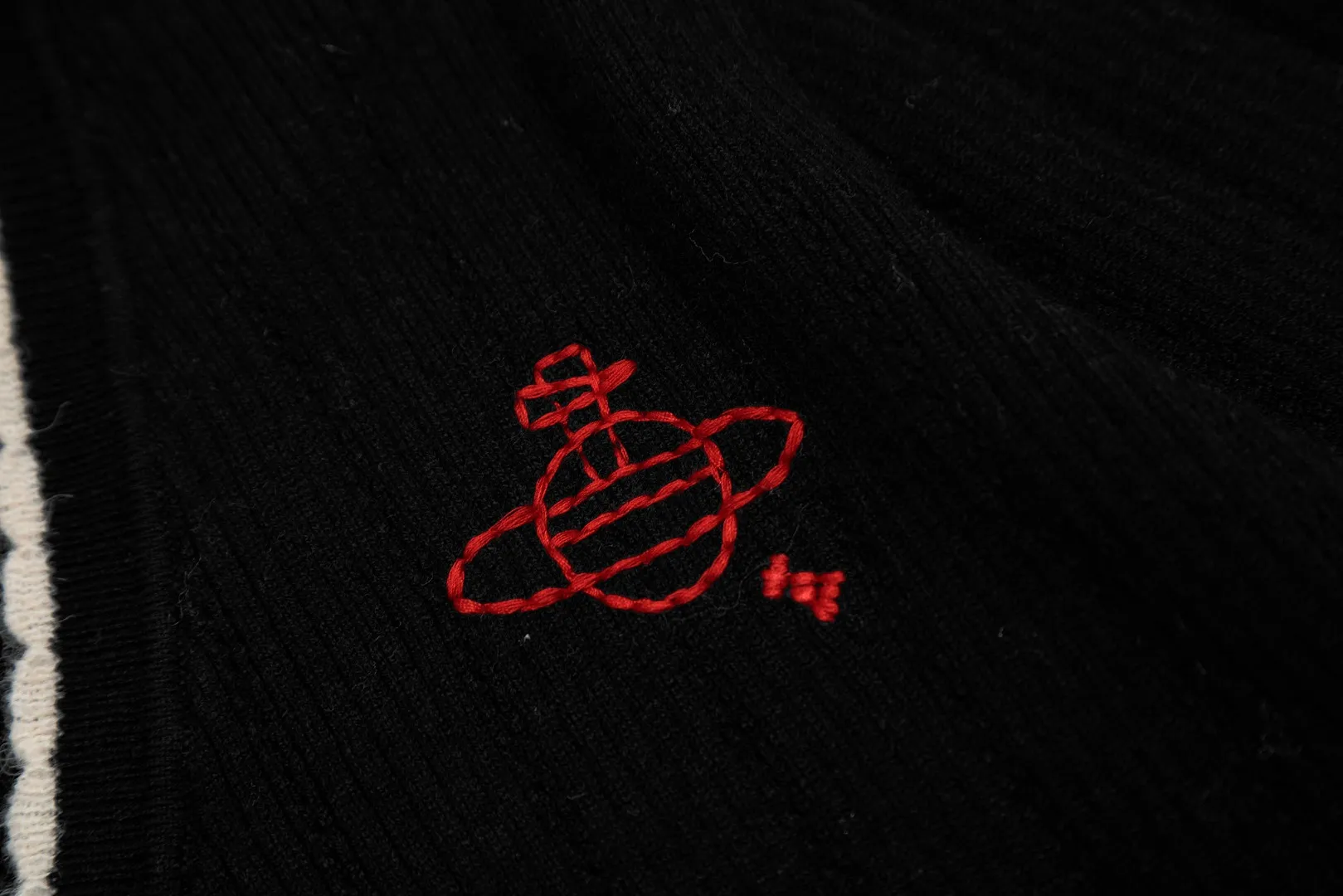 Vivi129 vivienne west wood 24th autumn and winter red label show style vertical stripe hollow knitted petal collar design cardigan West Queen Vivienne heavy industry show limited cardigan knitted sweater wool 2024 autumn latest style 🧩 85% wool blend Size: S -M- L Color: apricot gray blue black